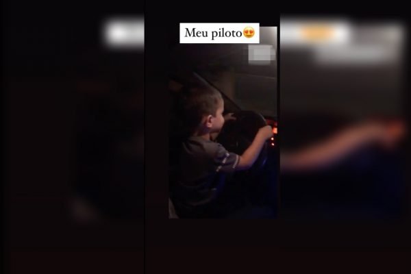 Mulher deixa criança de três anos dirigir carro em Formosa - vídeo