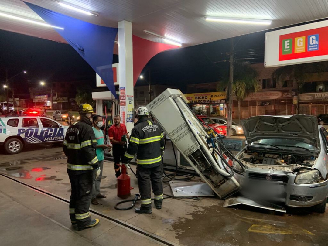 Mulher embriagada perde controle e bate veículo em bomba de posto de combustíveis