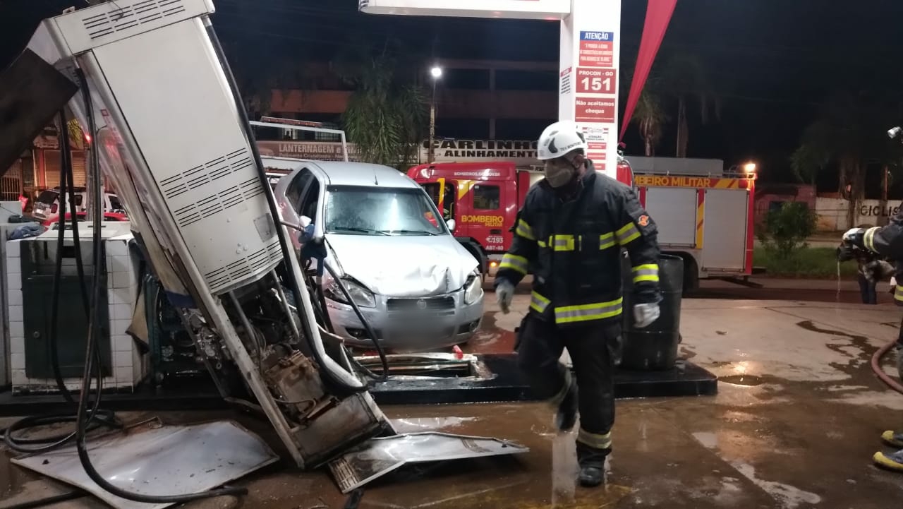 Mulher embriagada perde controle e bate veículo em bomba de posto de combustíveis