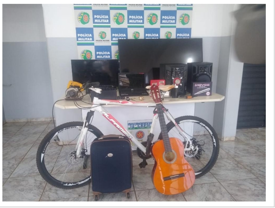 Cachorro pede carinho a dois homens que furtavam casa em Jataí; veja vídeo