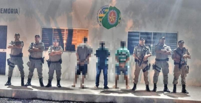 Polícia prende três homens suspeitos de furtar dez cabeças de gado em Itaguaru - militar