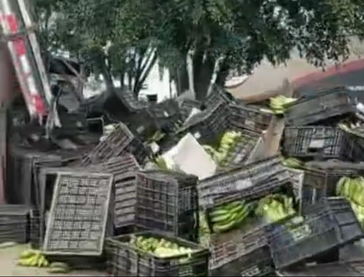 Carreta que transportava bananas tomba na BR-060, entre Abadiânia e Anápolis