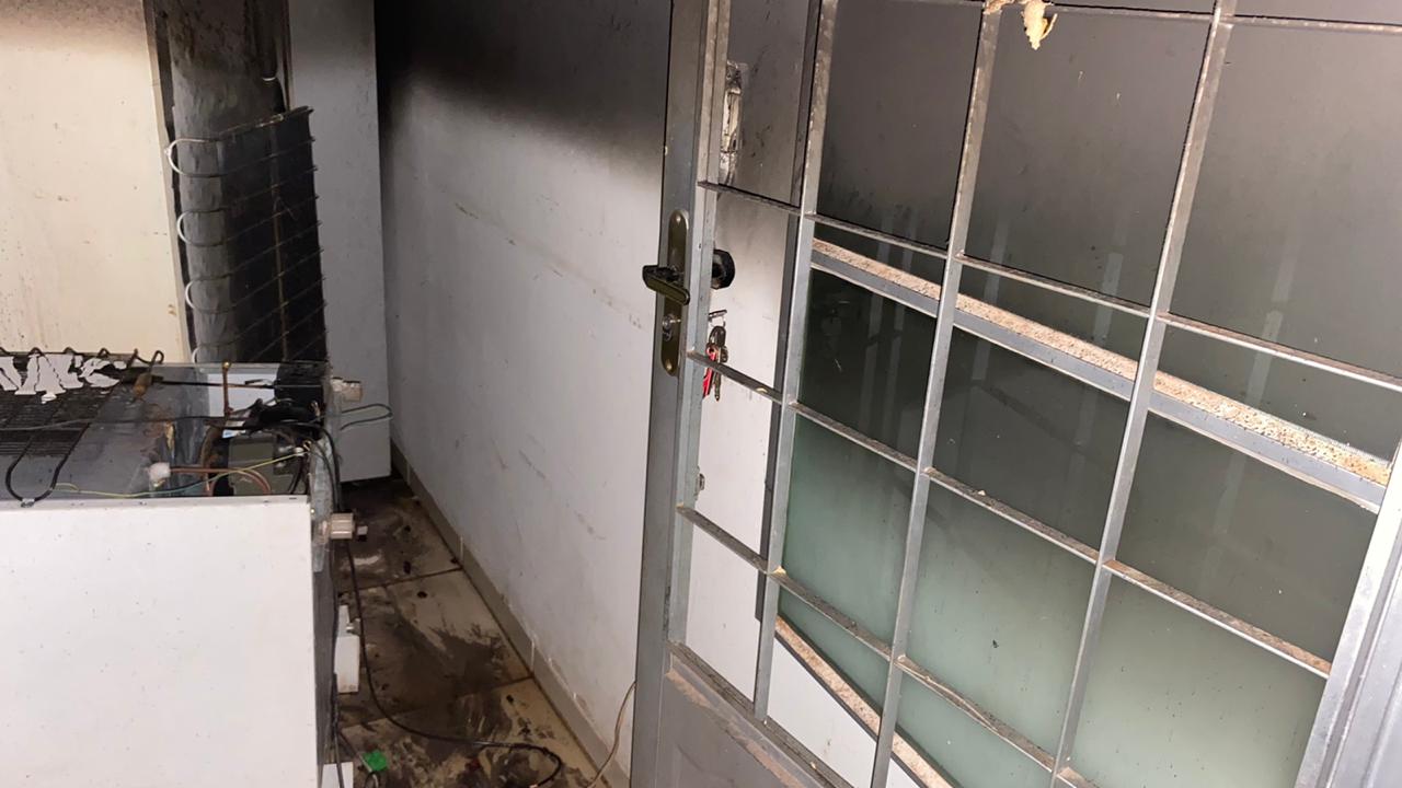 Bombeiros combatem incêndio em casa revirada, em Jataí (Foto: divulgação/Corpo de Bombeiros)