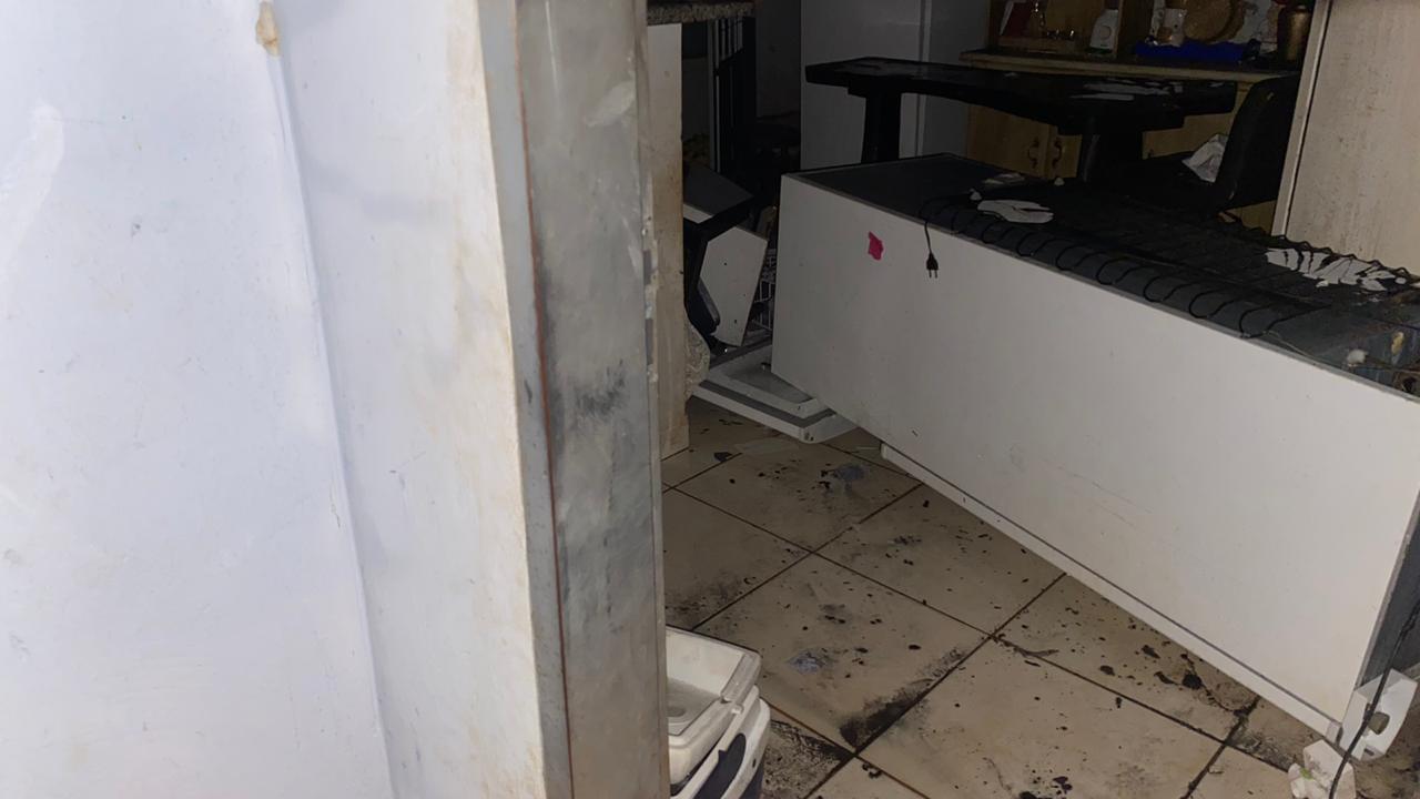 Bombeiros combatem incêndio em casa revirada, em Jataí (Foto: divulgação/Corpo de Bombeiros)