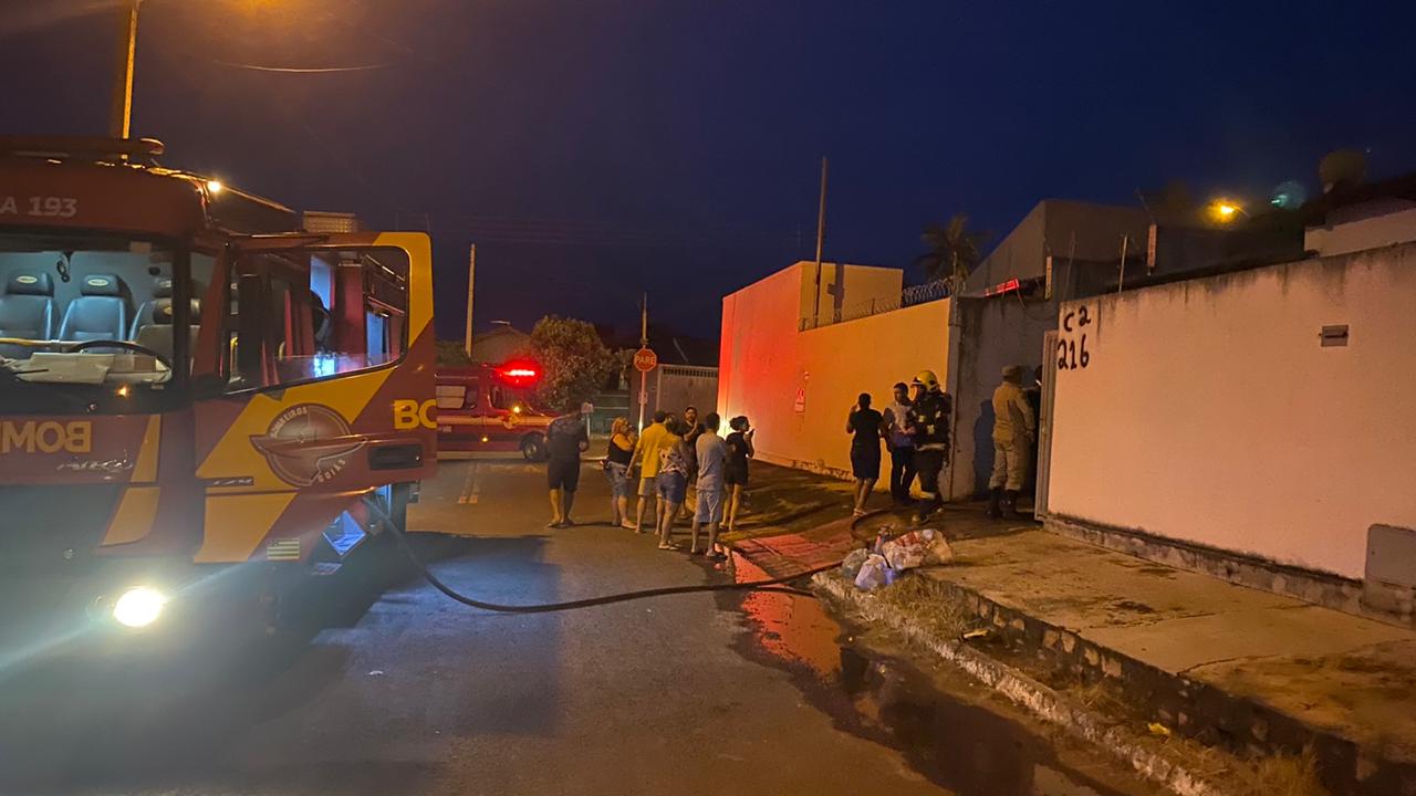 Bombeiros combatem incêndio em casa revirada, em Jataí (Foto: divulgação/Corpo de Bombeiros)
