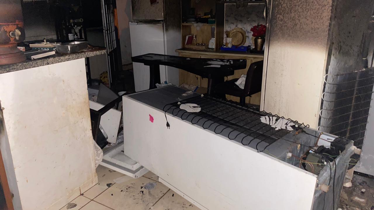 Bombeiros combatem incêndio em casa revirada, em Jataí