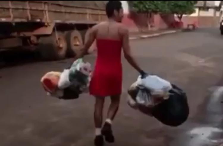 Em Rio Verde, garis se vestem de mulher e divertem moradores; vídeo