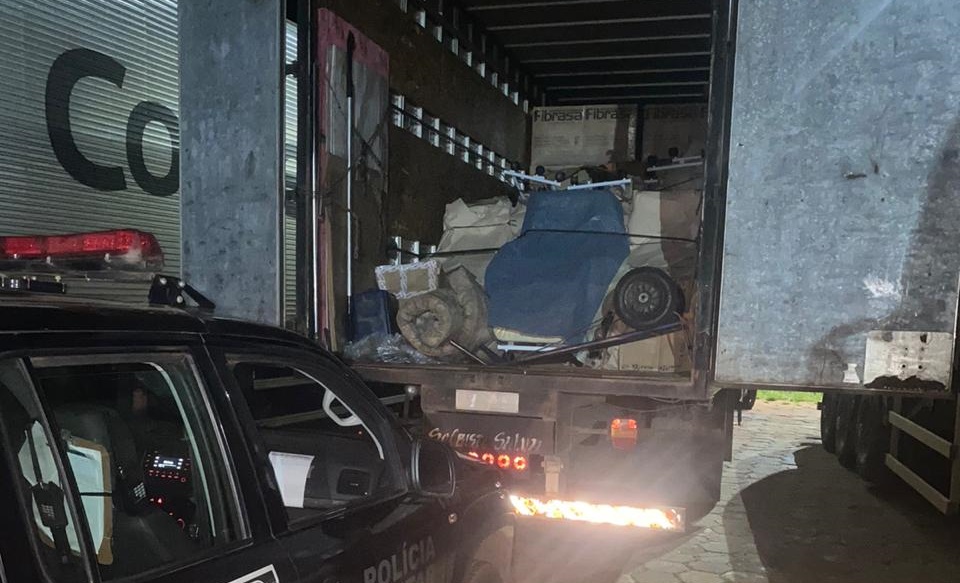 Carga de produtos para laticínios é apreendida em meio de produtos hospitalares