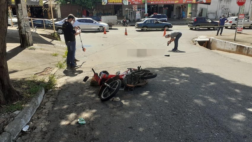 Motociclista tem cabeça esmagada por caminhão em acidente no Bairro Capuava, em Goiânia