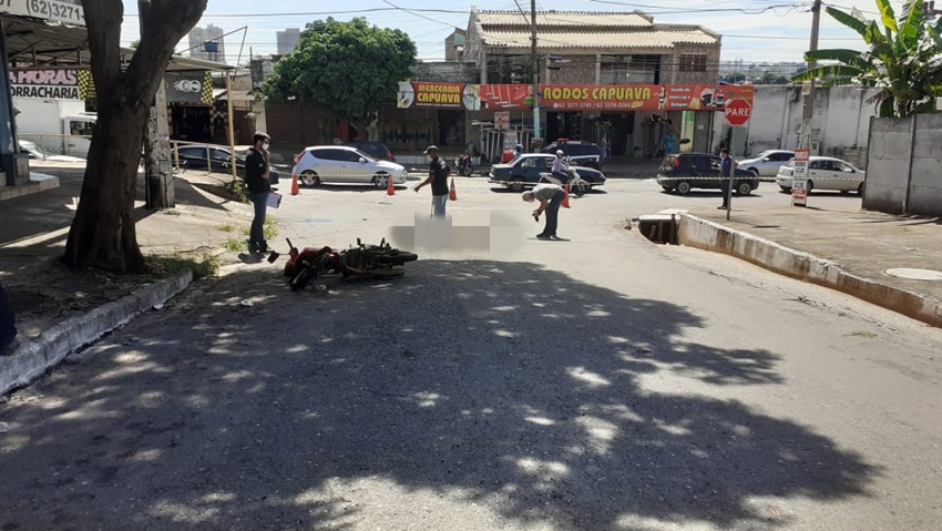Motociclista tem cabeça esmagada por caminhão em acidente no Bairro Capuava, em Goiânia