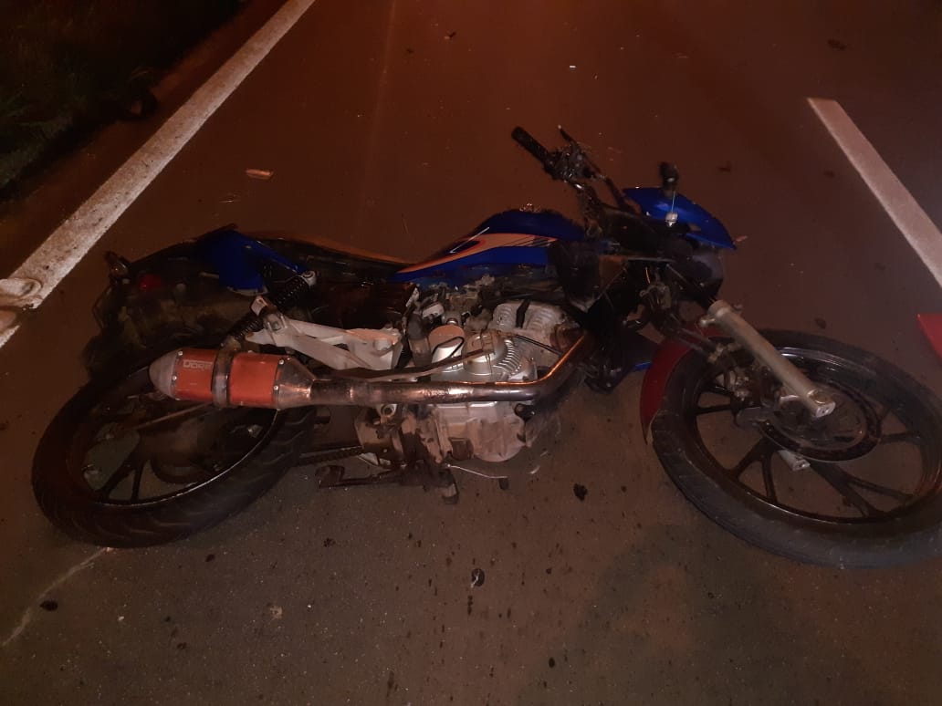 Motociclista fica gravemente ferido ao bater em traseira de caminhão, em Goiânia