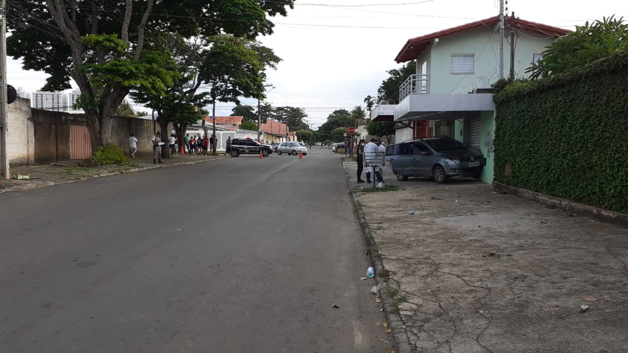 Homem perde controle do carro, bate em muro e morre no local, em Goiânia