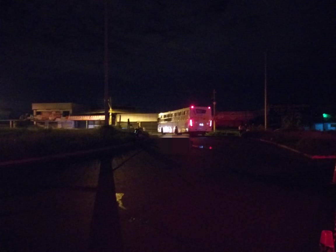 Idoso morre após perder controle de moto e ser atropelado por ônibus em Goiânia