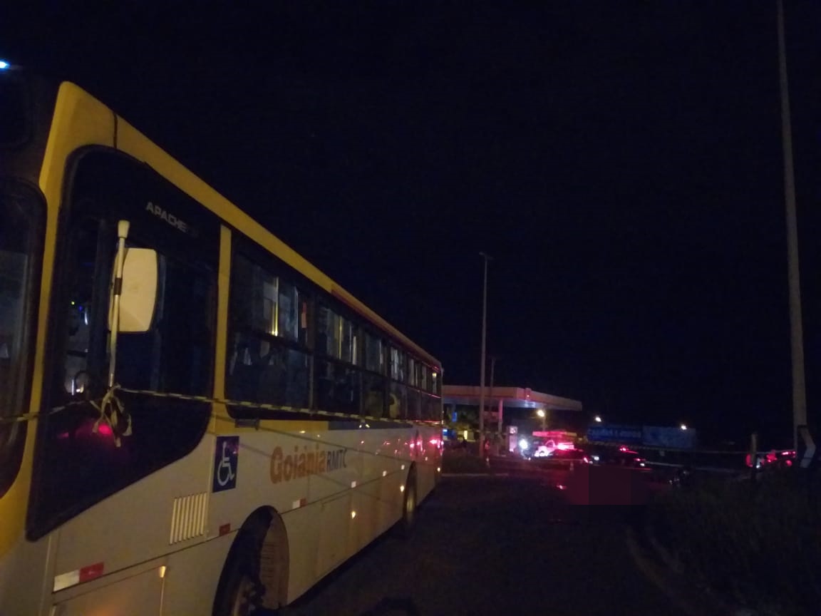 Idoso morre após perder controle de moto e ser atropelado por ônibus em Goiânia