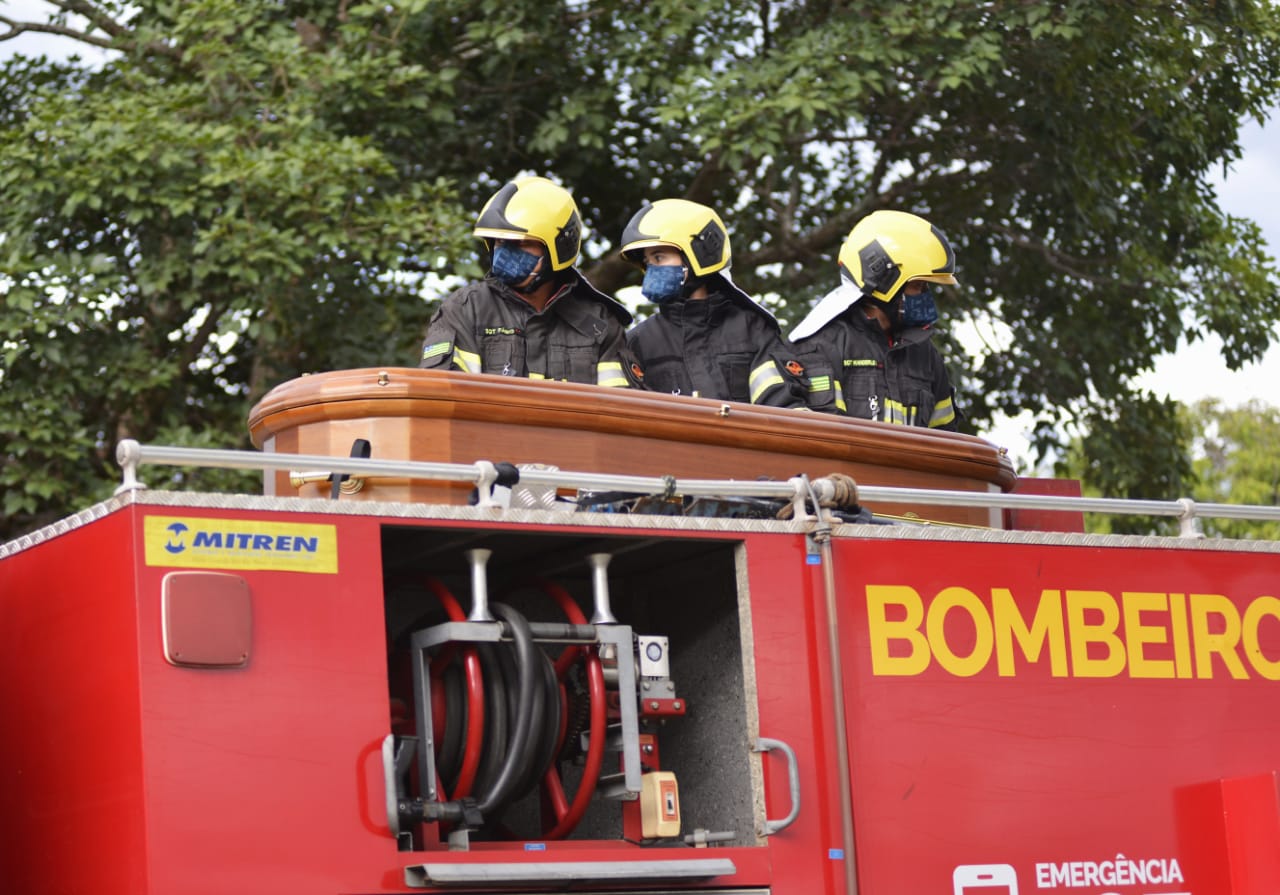 Cortejo de Maguito deixa hangar do Estado rumo ao paço de Goiânia
