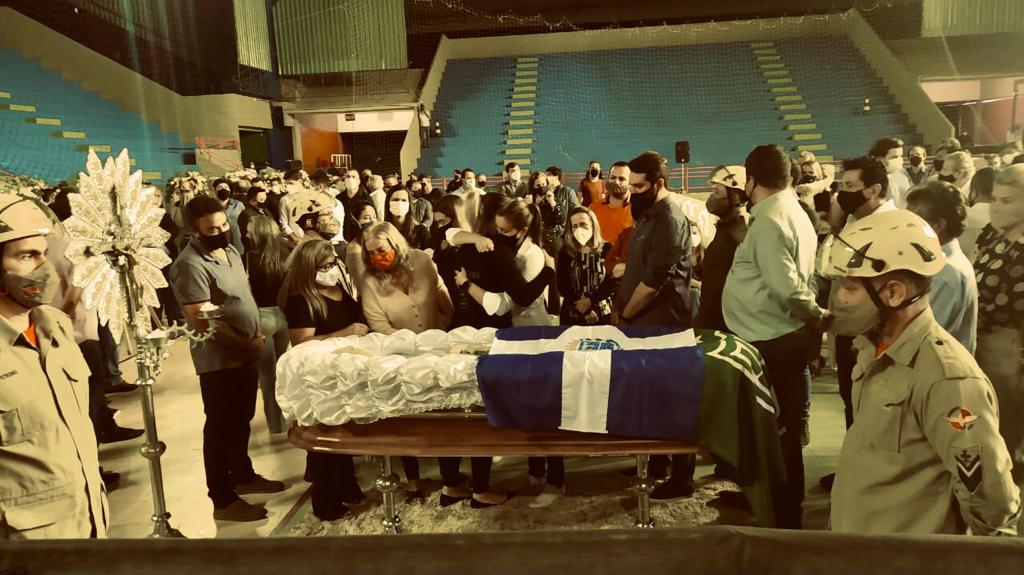 Corpo de Maguito chega ao ginásio Vilelão, onde será velado até a manhã de quinta