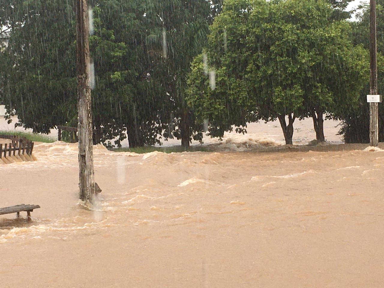 Com chuva forte, represas de Catalão transbordam nesta quinta - CHUVAS - FORTES - CASAS