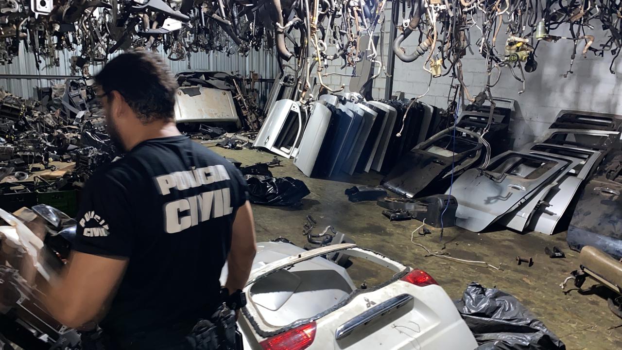 Dupla que roubava caminhonetes adquiria carros em leilão para por peças do desmanche