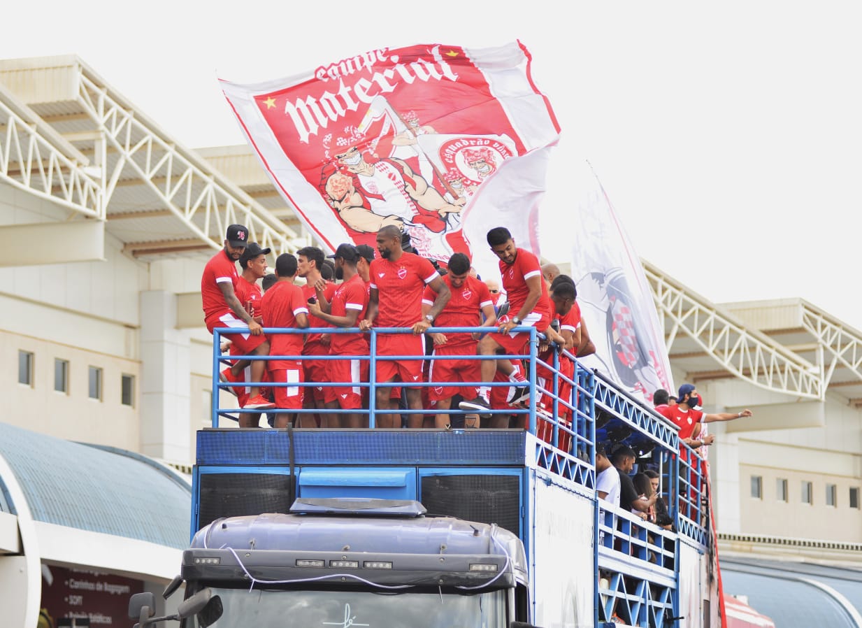 Vila Nova celebra acesso à Série B com torcida e trio elétrico em Goiânia