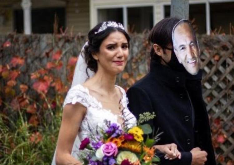 "Pedi para desconhecido me levar ao altar com máscara do rosto do meu pai"