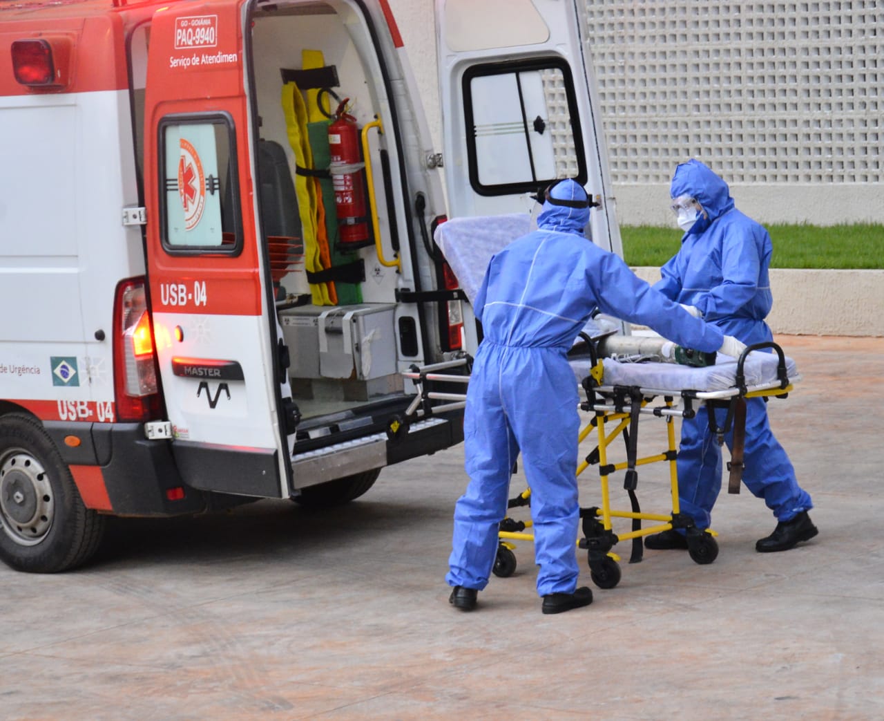 Brasil registra 839 mortes por Covid em 24 h e tem aumento nas médias móveis de mortes e casos