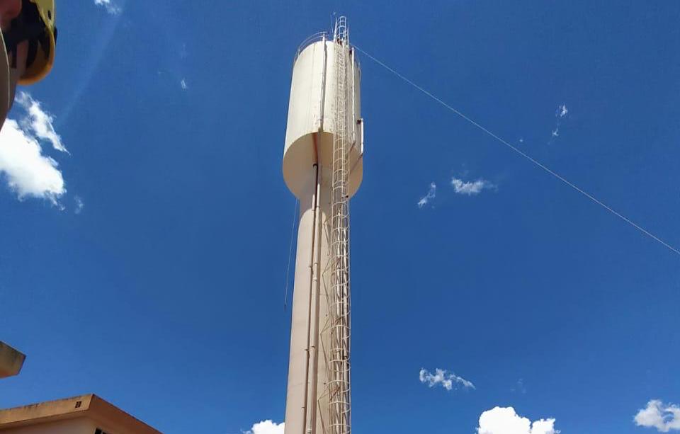 Bombeiros resgatam três pessoas dentro de caixa d'água em Valparaíso de Goiás - cbm - água