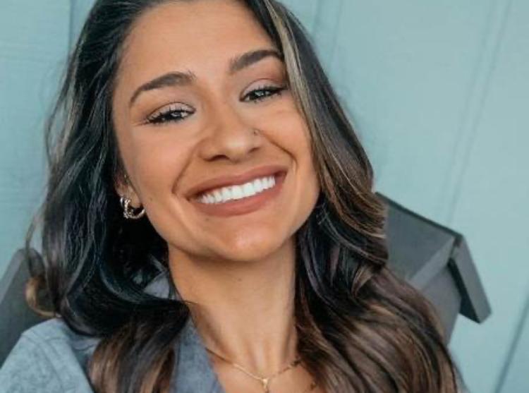 Jovem morre ao tentar pegar cartão no chão - carro - eua