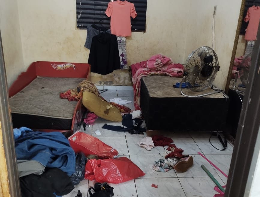 Três crianças, de 3, 4 e 7 anos, foram encontradas sozinhas, com fome, em uma casa cheia de lixos, em Goiânia. (Foto: divulgação/Conselho Tutelar)