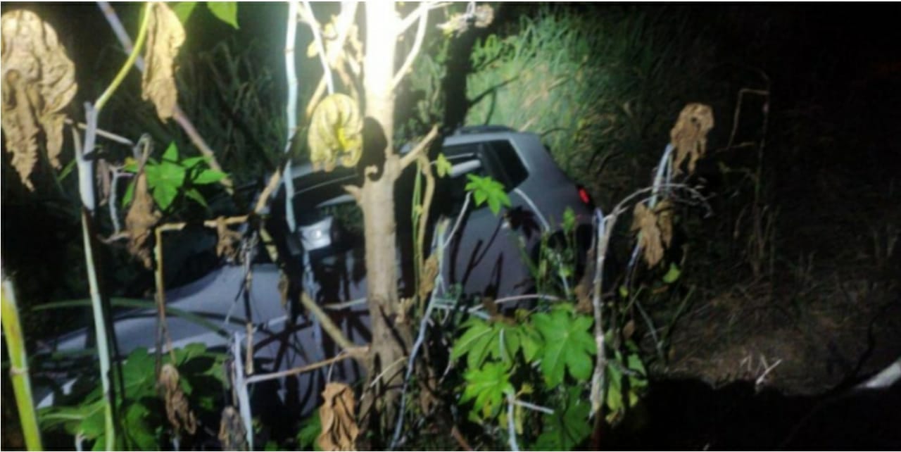 O carro do suspeito só parou depois de sair da estrada, e bater em um barranco (Foto: Repodução)