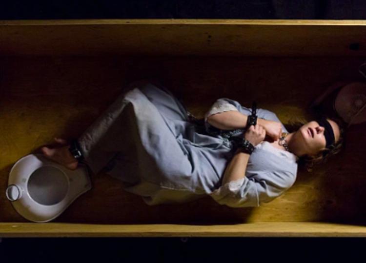 Mulher conta como viveu 7 anos sequestrada dentro de um caixão