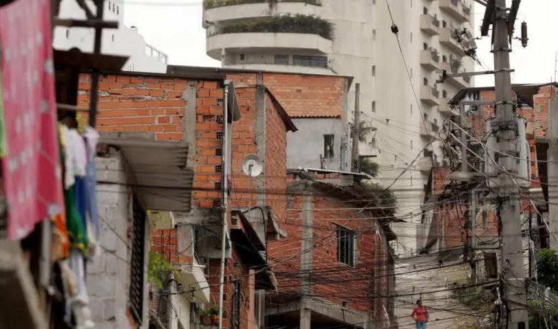 Gato de energia é usado para minerar bitcoins em Paraisópolis (Foto: Nilton Fukuda/Estadão)