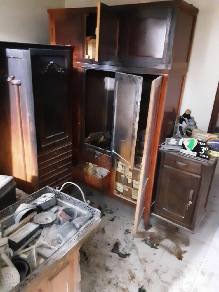 Explosões de munições causa princípio de incêndio em apartamento