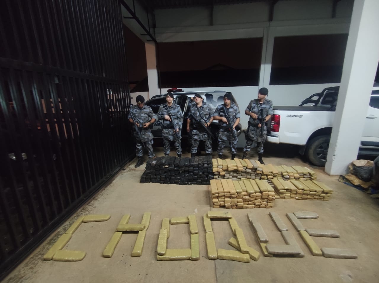Polícia apreende 400 quilos de maconha em carro de luxo, em Bela Vista