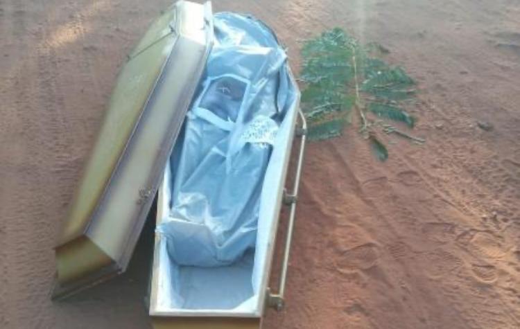 Caixão com vítima de covid-19 é achado em estrada
