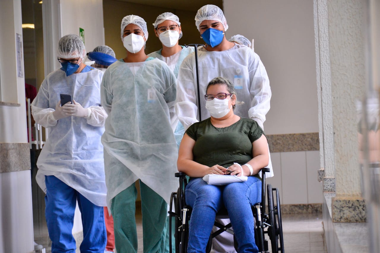 Quatro pacientes de Manaus recebem alta em Aparecida de Goiânia