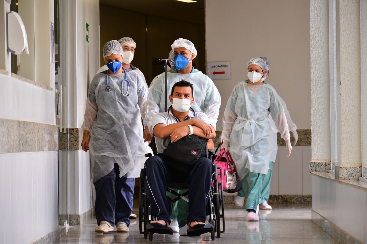 Quatro pacientes de Manaus recebem alta em Aparecida de Goiânia
