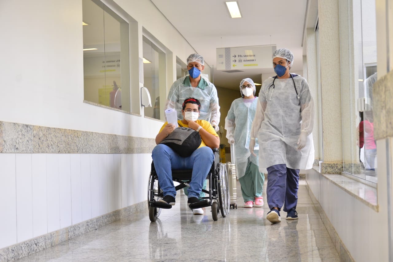 Quatro pacientes de Manaus recebem alta em Aparecida de Goiânia