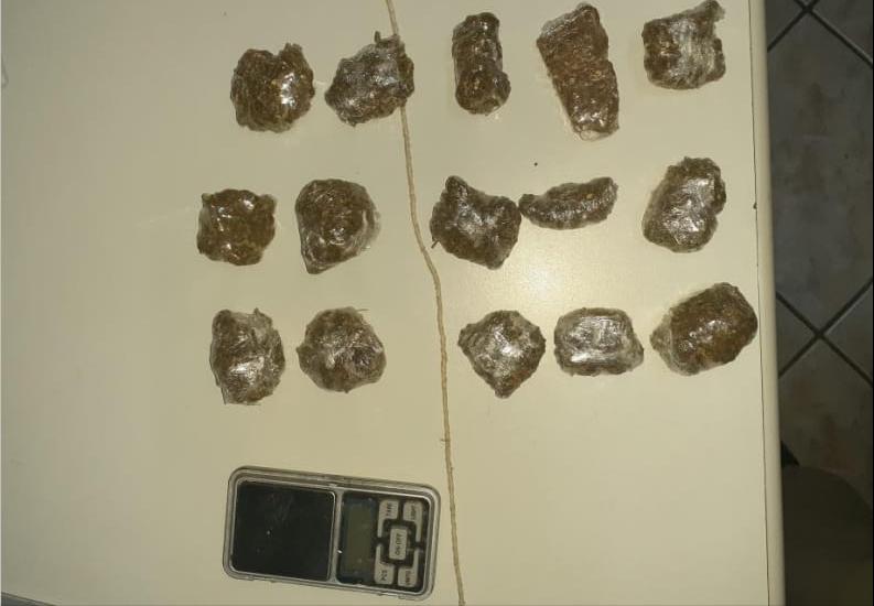 Com raiva do filho que foi apreendido, pai dá tapa nele na frente dos policiais