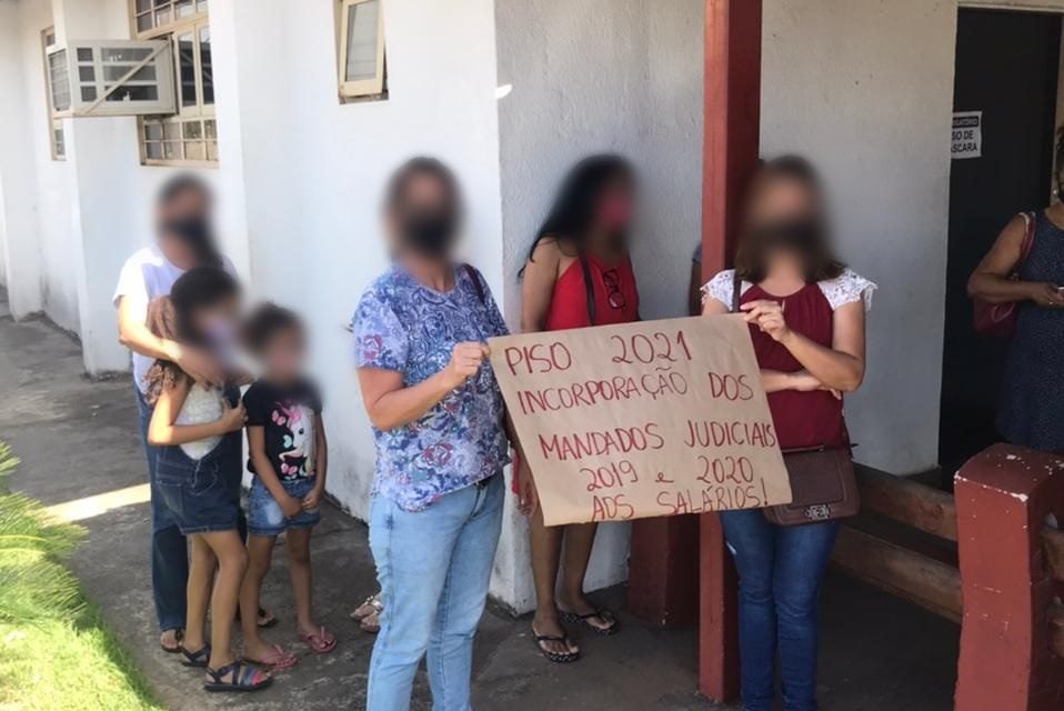 Professores de Aparecida protestam pela volta de pagamento de dobras