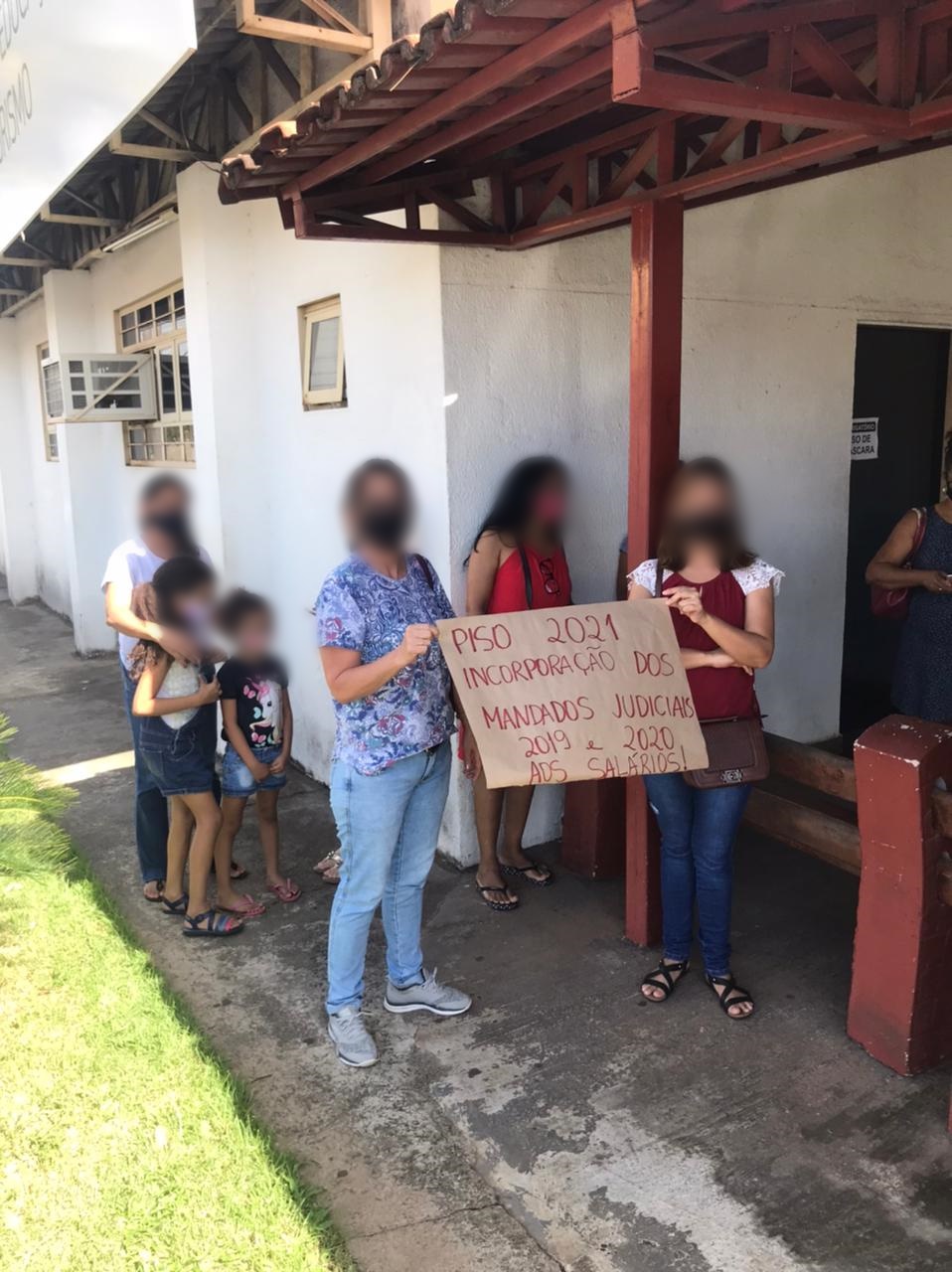 Professores de Aparecida protestam pela volta de pagamento de dobras