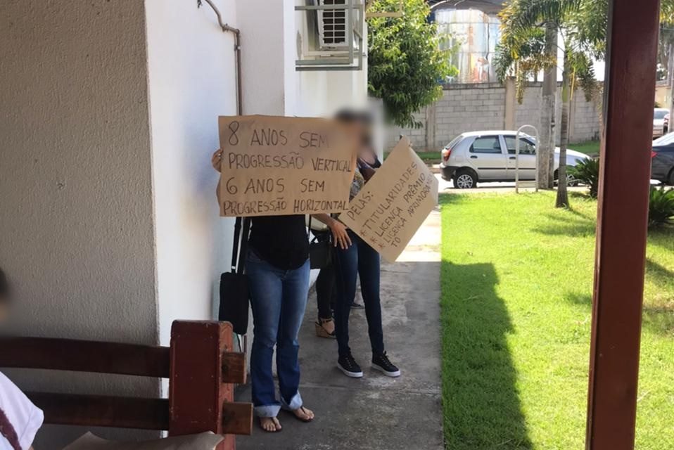 Professores de Aparecida protestam pela volta de pagamento de dobras (Foto: Leitor/Mais Goiás)