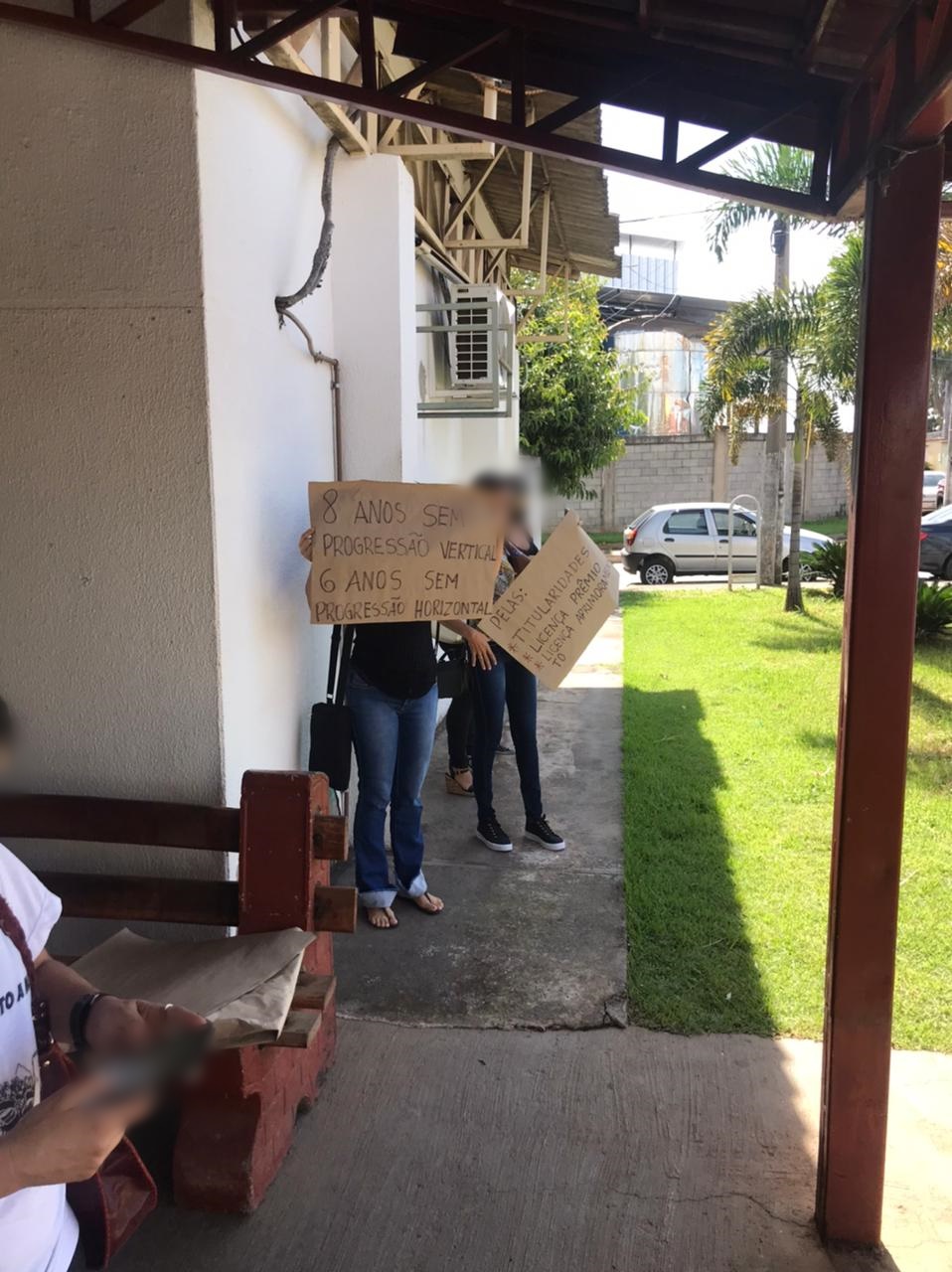 Professores de Aparecida protestam pela volta de pagamento de dobras (Foto: Leitor/Mais Goiás)