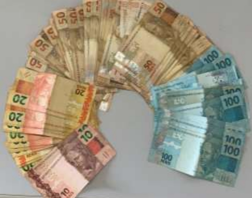 Dinheiro em espécie apreendido pela Polícia (Foto: Reprodução / PM)