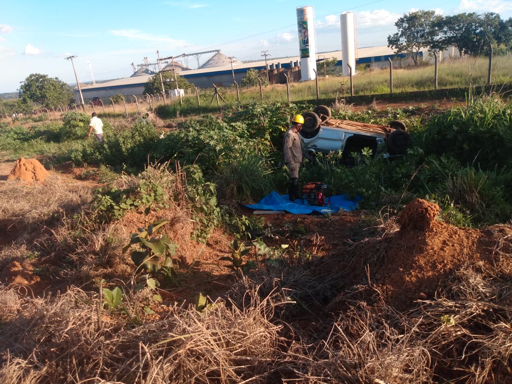 Um homem, 58, ficou gravemente ferido depois de sofrer um acidente de carro na cidade de Ipameri, na região Sudeste de Goiás. (Foto: divulgação/Corpo de Bombeiros)