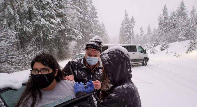 Nevasca impediu avanço da equipe, que vacinou pessoas com doses não utilizadas (Foto: reprodução/New York Post)