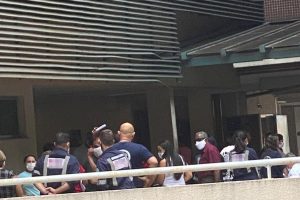 Segundo presidente do Sindilabs, profissionais de ambulâncias (de azul escuro) chegaram em comboio e deram 'carteirada' para entrar (Foto: leitor/Mais Goiás)