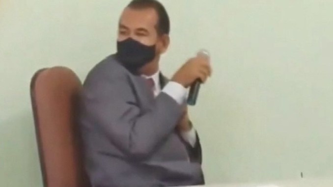 Prefeito escapa de atentado com enxada durante a posse na Bahia; vídeo