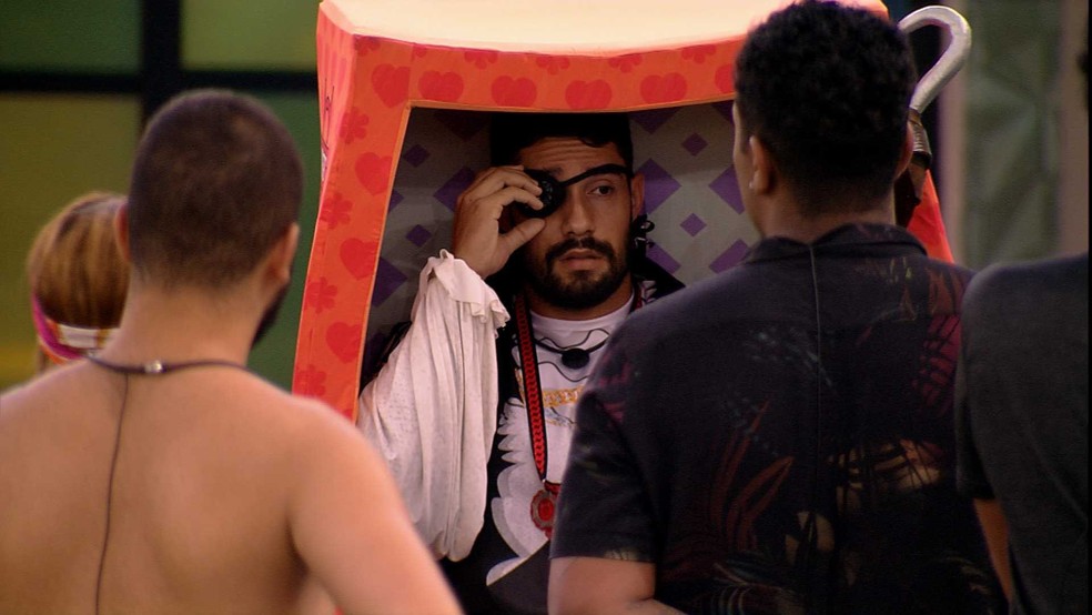 Arcrebiano atende o segundo toque do Big Fone e se salva do paredão