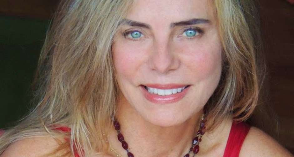 Bruna Lombardi, de 68 anos, elevou a temperatura na web ao publicar uma foto ousada. Ela apareceu nua, coberta apenas por um lenço rosa. (Foto: reprodução/Facebook)