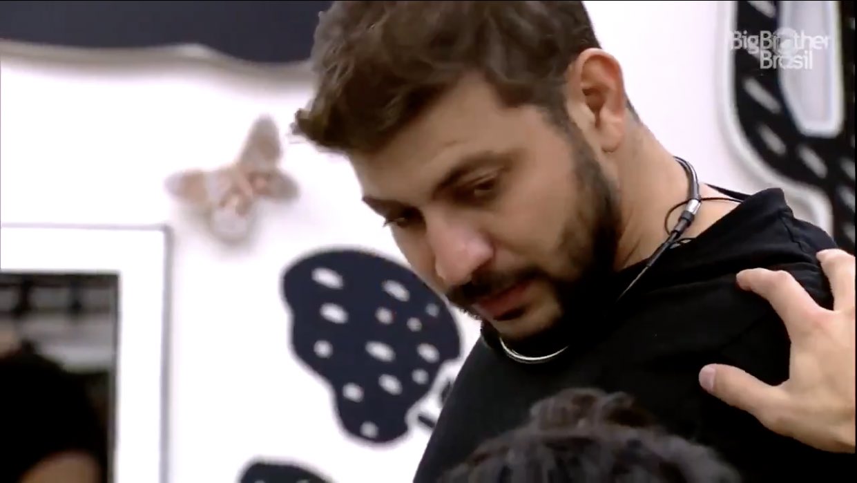 BBB 21: Caio tira microfone e ameaça sair da casa após discussão sobre maquiagem